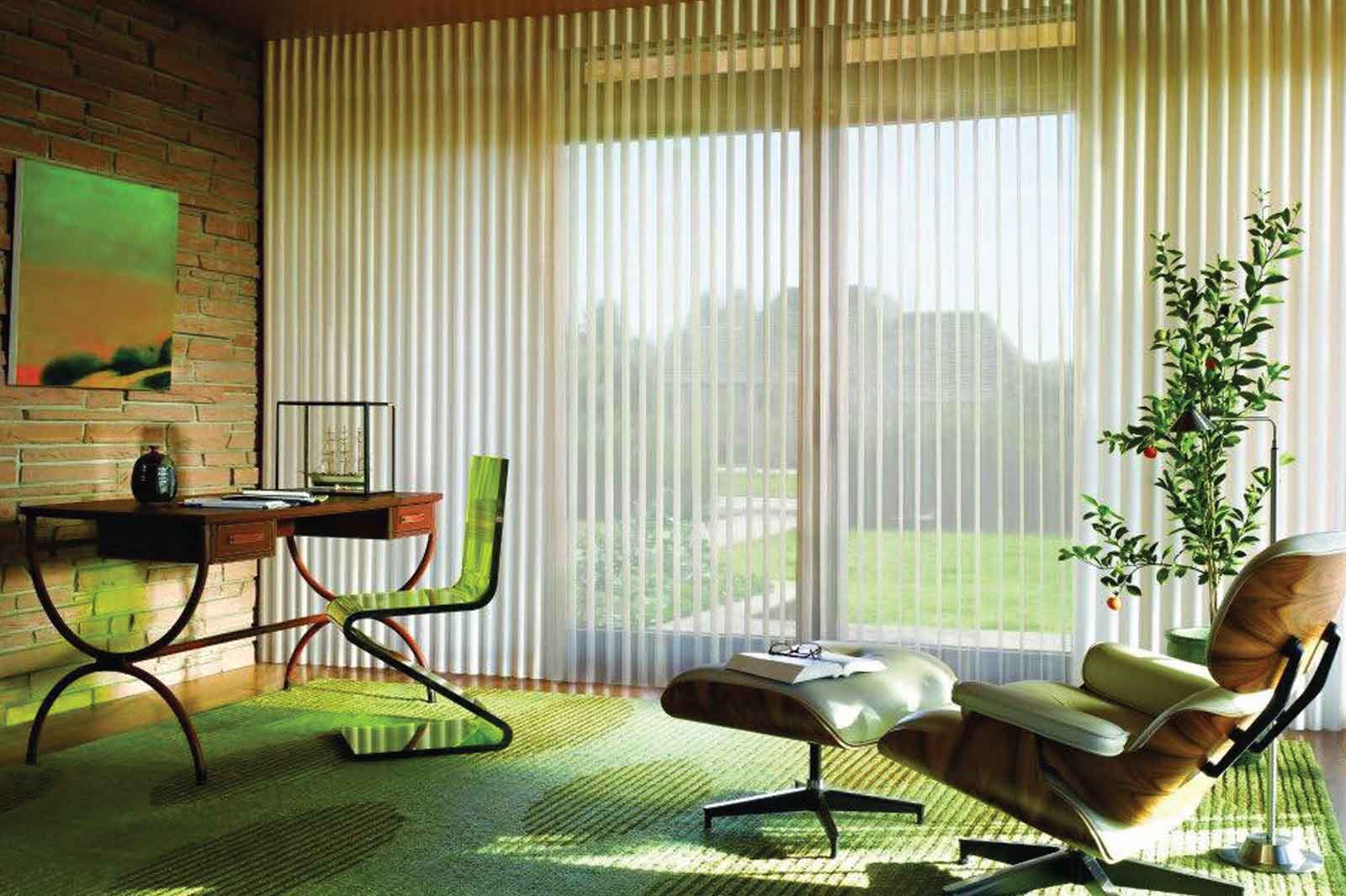 Вертикальные окна фото. Жалюзи Hunter Douglas Luminette. Hunter Douglas жалюзи. Хантер Даглас тканевые жалюзи. Вертикальные жалюзи в интерьере.